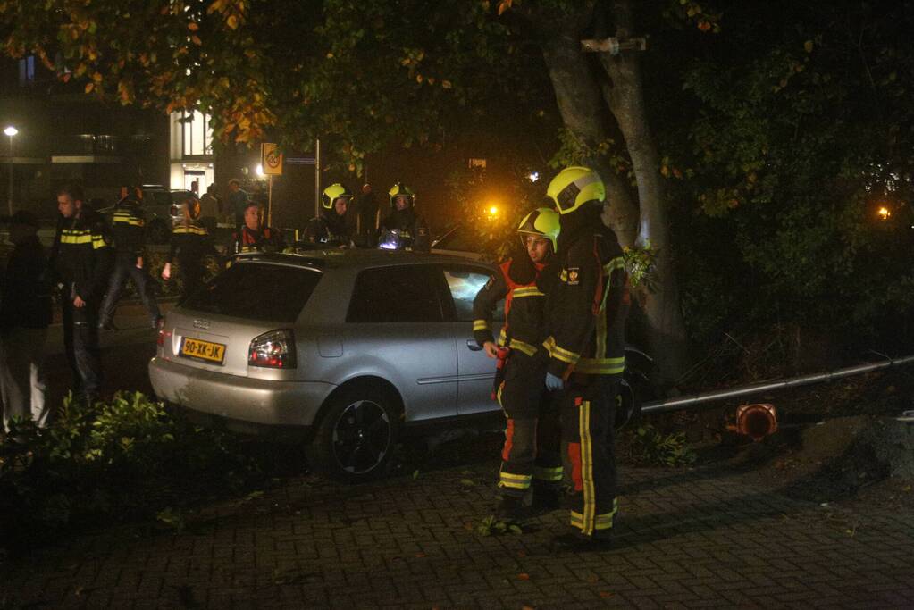 Personenauto botst tegen lantaarnpaal