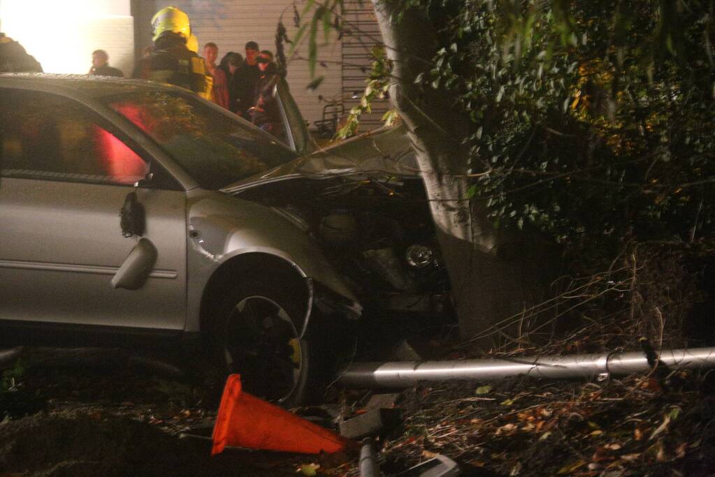 Personenauto botst tegen lantaarnpaal