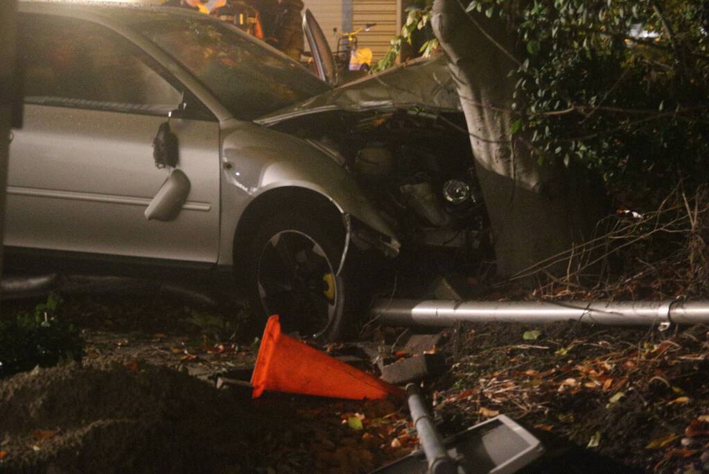 Personenauto botst tegen lantaarnpaal