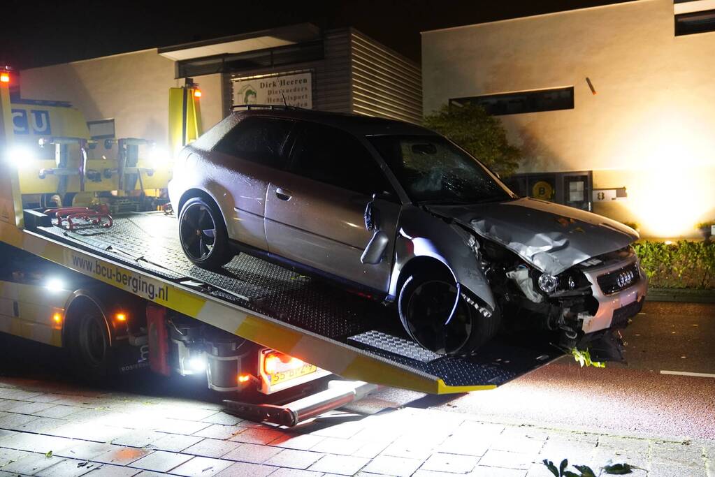 Personenauto botst tegen lantaarnpaal
