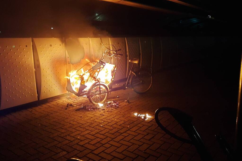 Bakfiets uitgebrand bij station