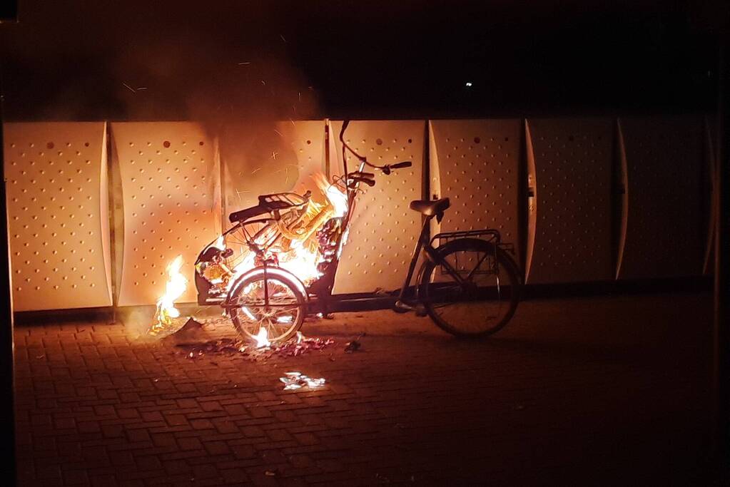 Bakfiets uitgebrand bij station