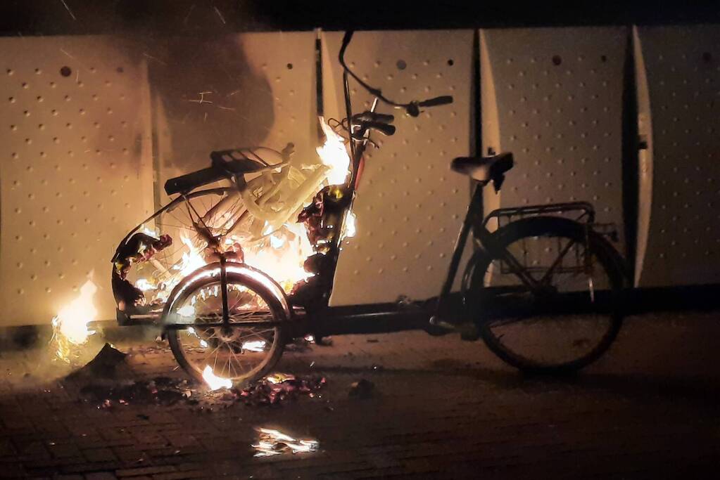 Bakfiets uitgebrand bij station