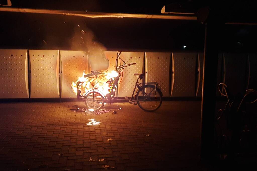 Bakfiets uitgebrand bij station