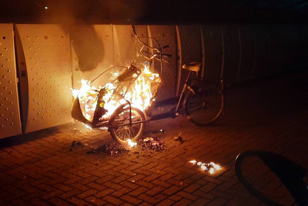 Bakfiets uitgebrand bij station