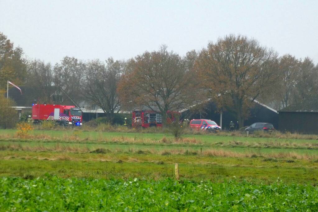 Weg afgesloten door brand in schuur