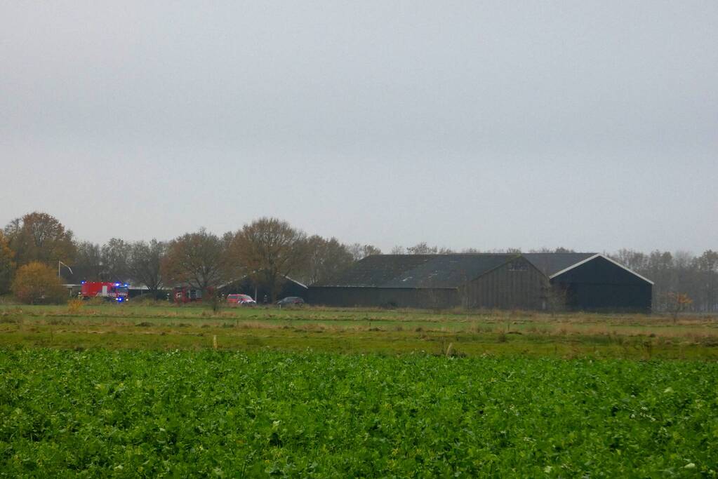 Weg afgesloten door brand in schuur
