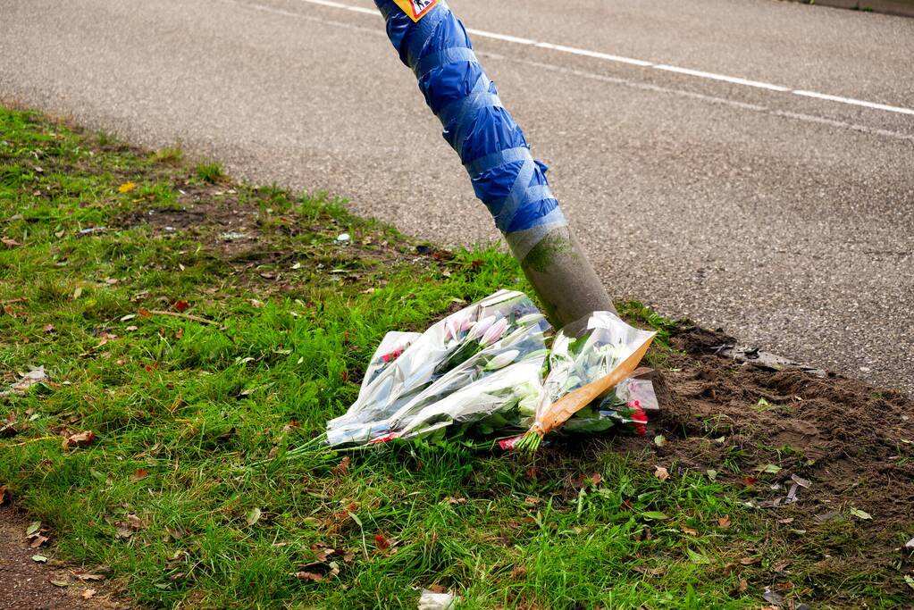 Bloemen gelegd op plek van ernstig ongeval