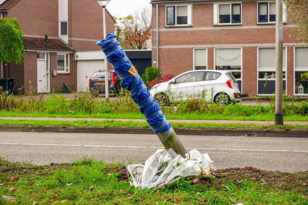 Bloemen gelegd op plek van ernstig ongeval