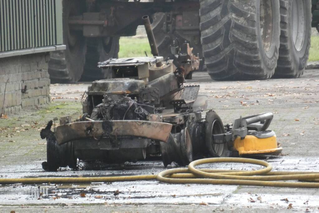 Brand in grasmaaier slaat door naar dak