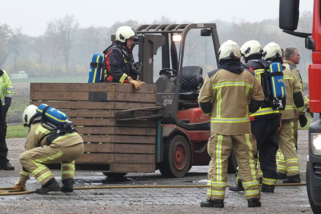 Brand in grasmaaier slaat door naar dak