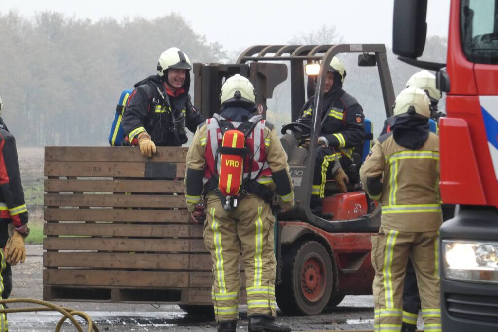 Brand in grasmaaier slaat door naar dak