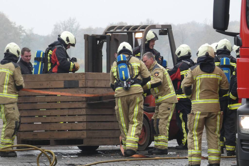 Brand in grasmaaier slaat door naar dak