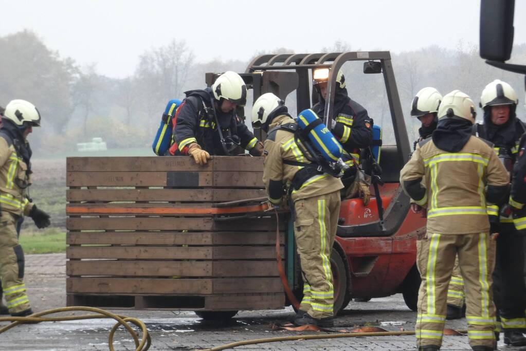 Brand in grasmaaier slaat door naar dak
