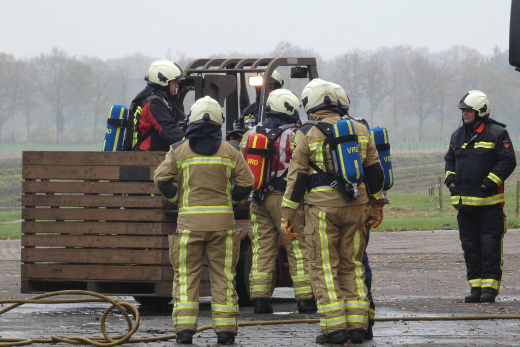 Brand in grasmaaier slaat door naar dak