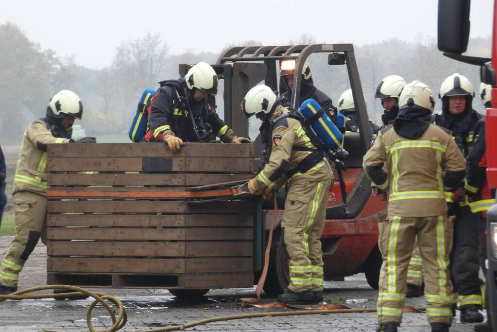 Brand in grasmaaier slaat door naar dak
