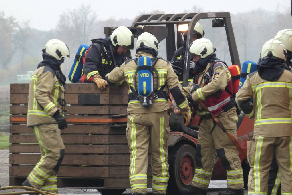 Brand in grasmaaier slaat door naar dak