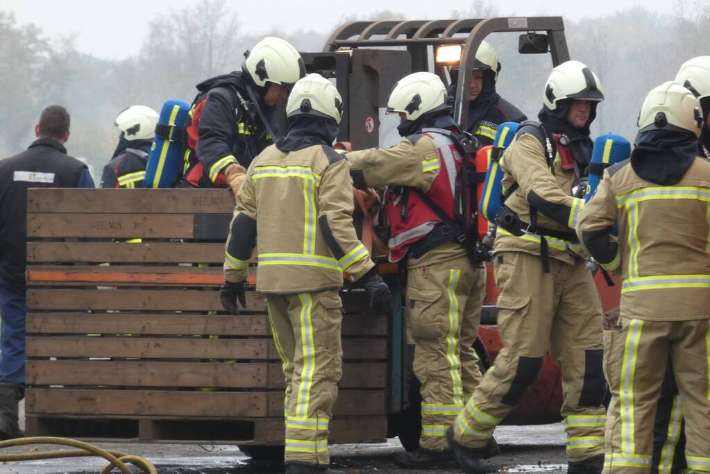 Brand in grasmaaier slaat door naar dak