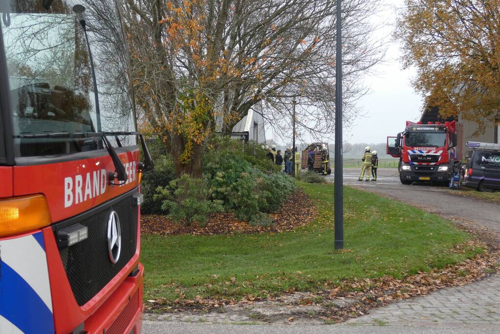 Brand in grasmaaier slaat door naar dak