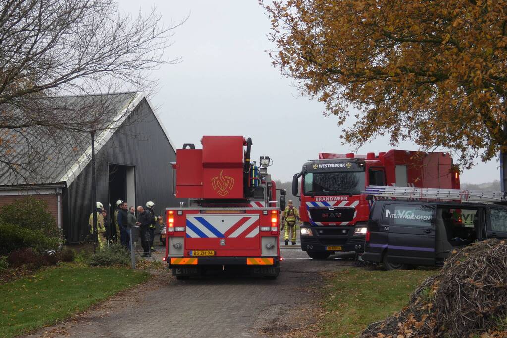Brand in grasmaaier slaat door naar dak