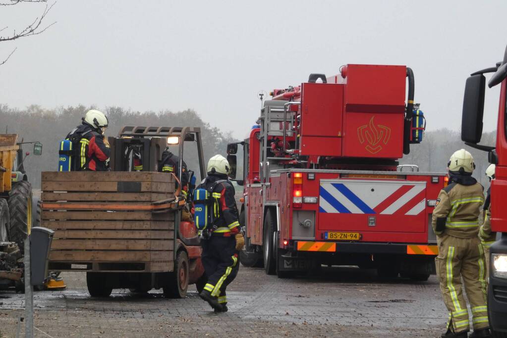 Brand in grasmaaier slaat door naar dak