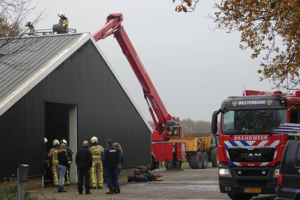Brand in grasmaaier slaat door naar dak