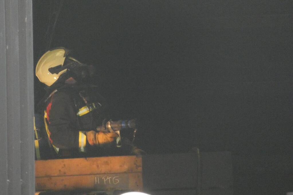 Brand in grasmaaier slaat door naar dak