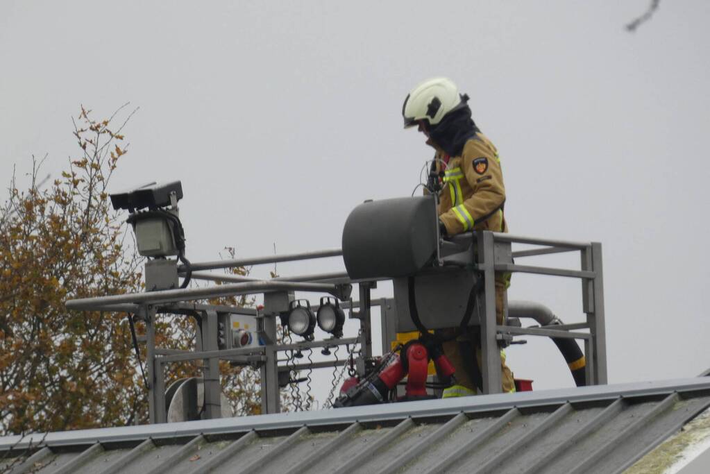 Brand in grasmaaier slaat door naar dak