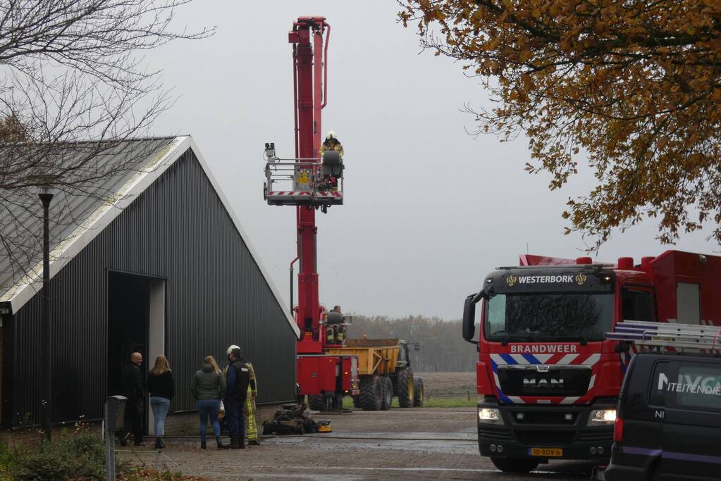 Brand in grasmaaier slaat door naar dak