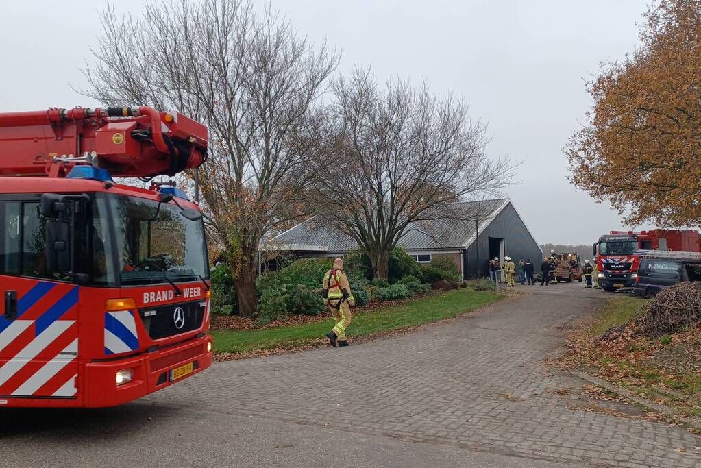Brand in grasmaaier slaat door naar dak