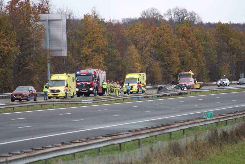 Auto over de kop bij ongeval op A76