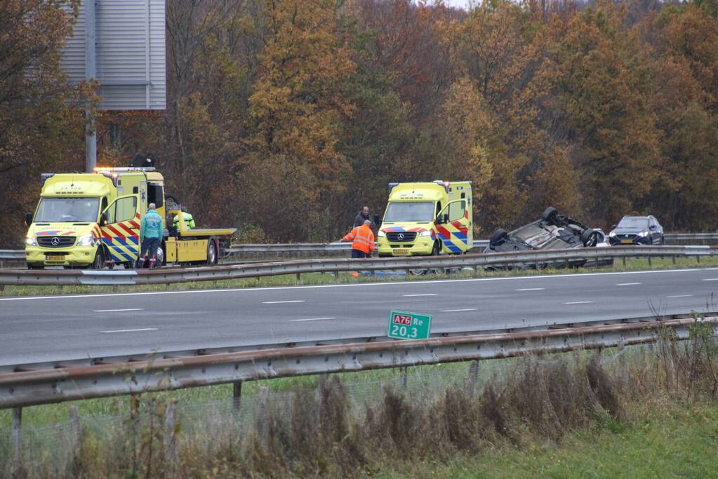 Auto over de kop bij ongeval op A76