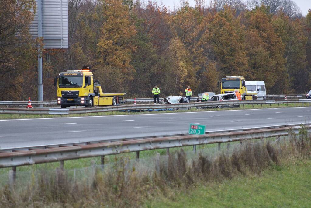 Auto over de kop bij ongeval op A76