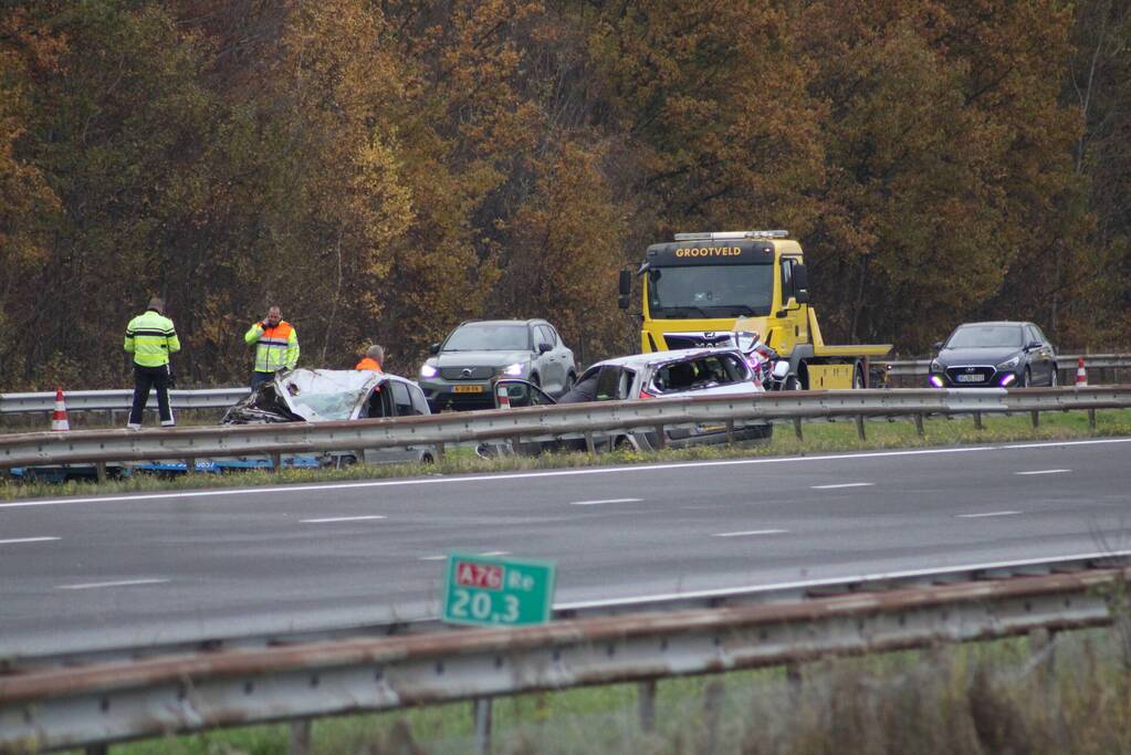 Auto over de kop bij ongeval op A76