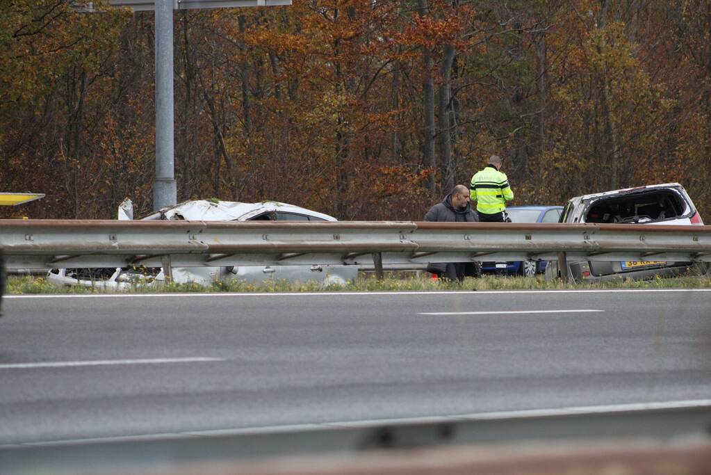 Auto over de kop bij ongeval op A76