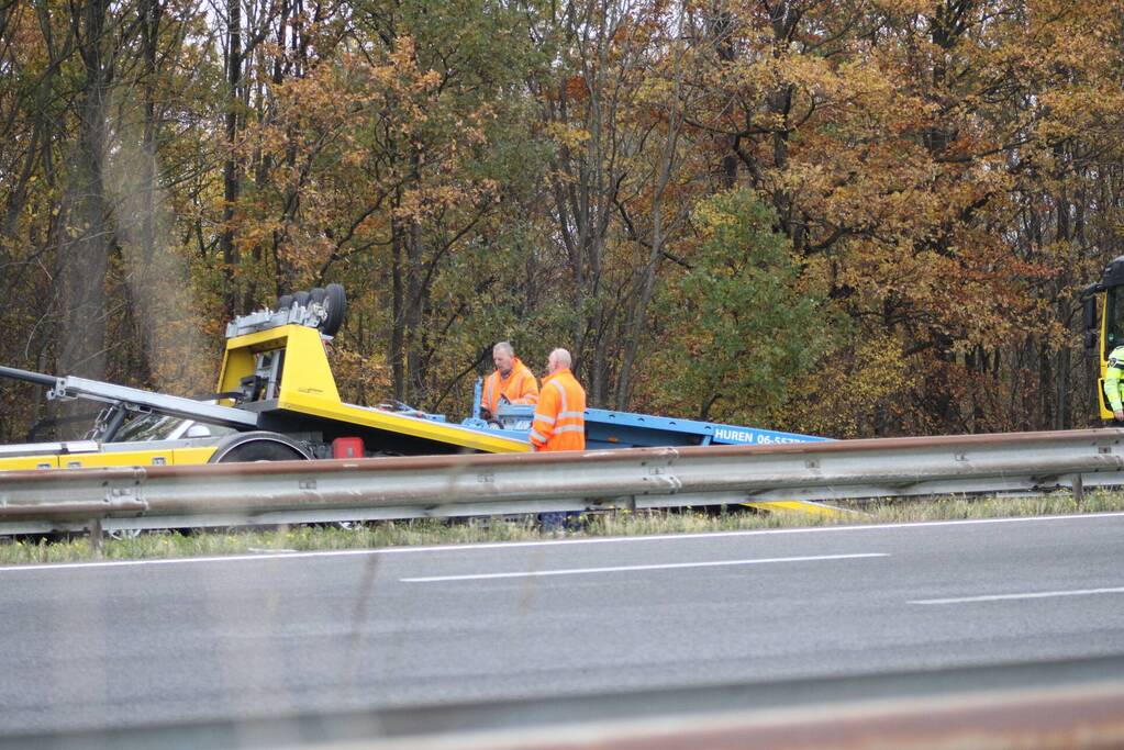Auto over de kop bij ongeval op A76