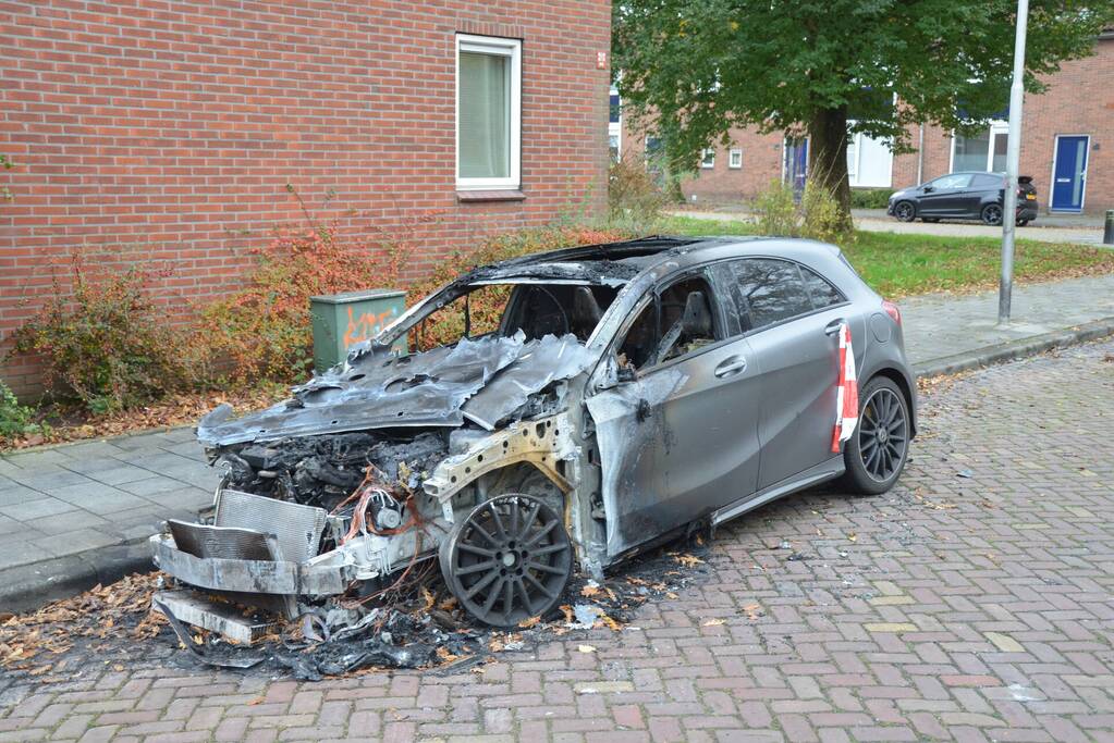 Mercedes personenauto volledig uitgebrand