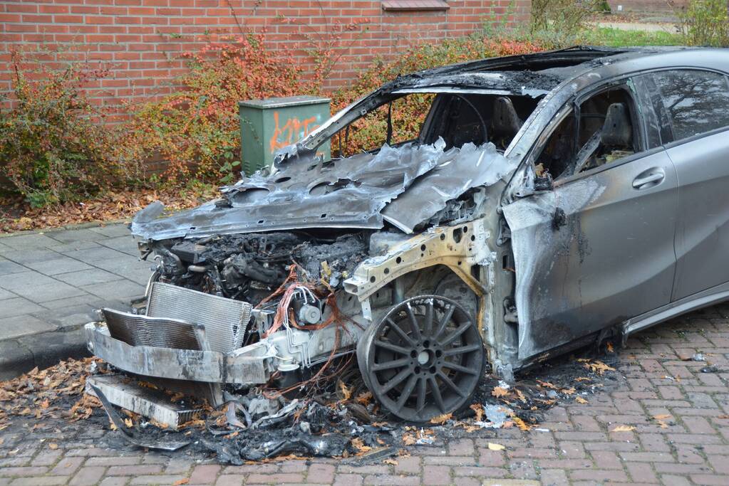 Mercedes personenauto volledig uitgebrand