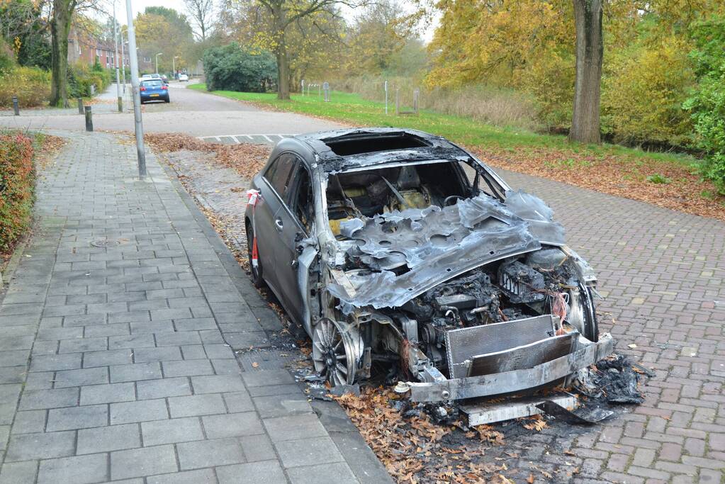 Mercedes personenauto volledig uitgebrand