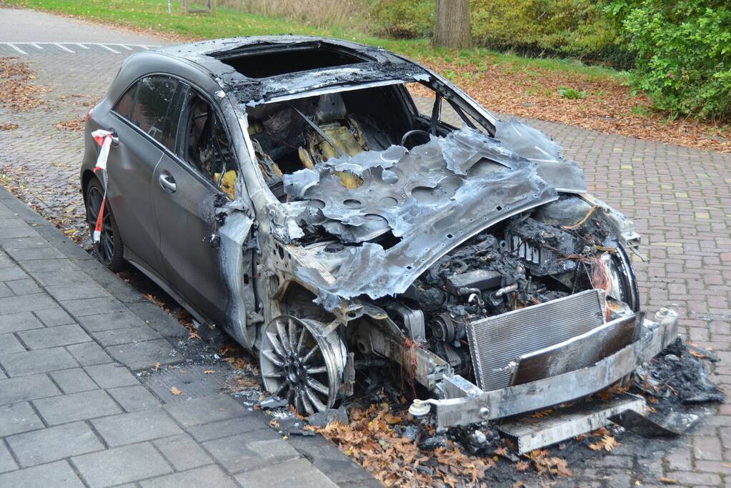 Mercedes personenauto volledig uitgebrand
