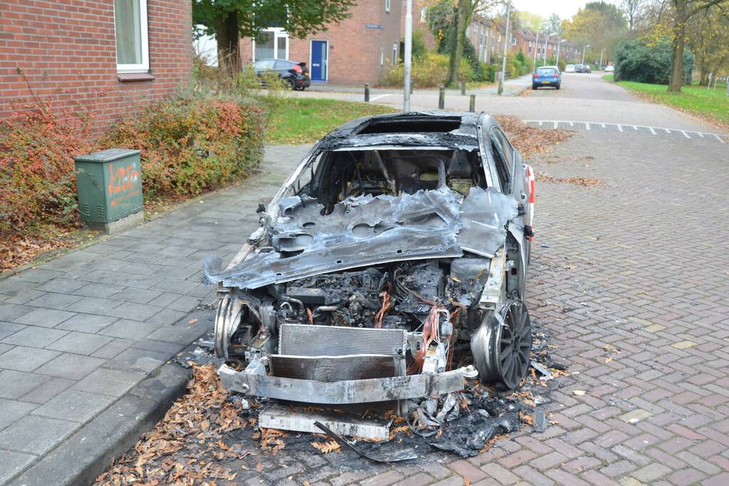 Mercedes personenauto volledig uitgebrand