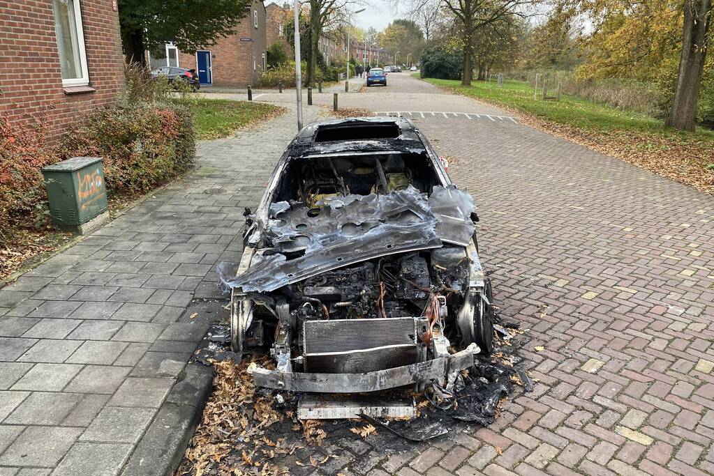 Mercedes personenauto volledig uitgebrand