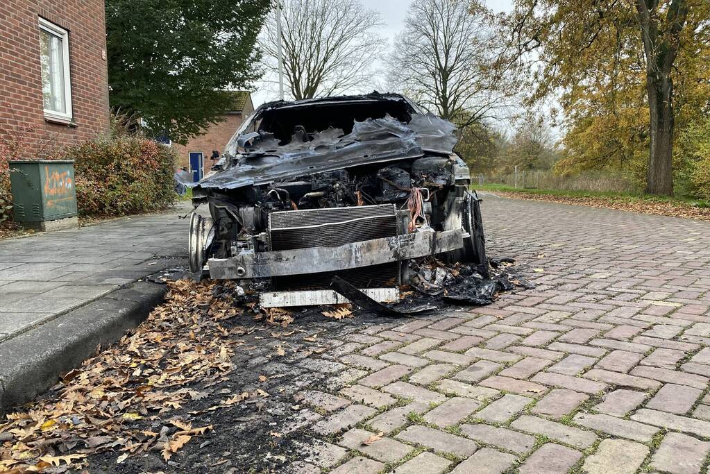 Mercedes personenauto volledig uitgebrand
