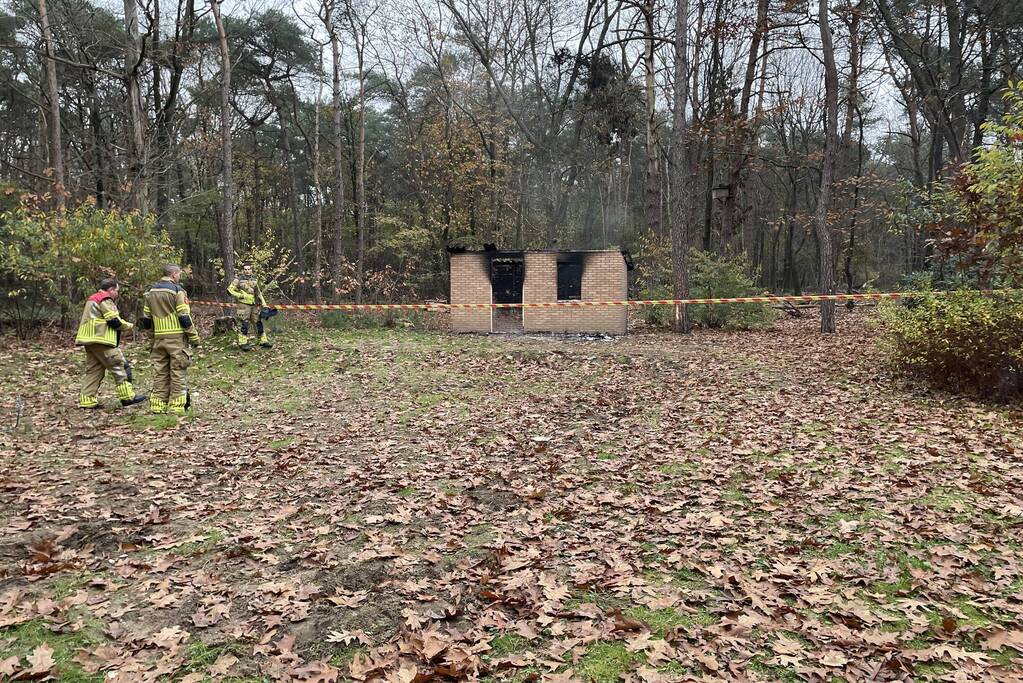 Schuur met asbest dak brandt uit