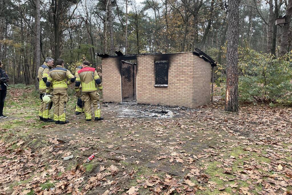 Schuur met asbest dak brandt uit