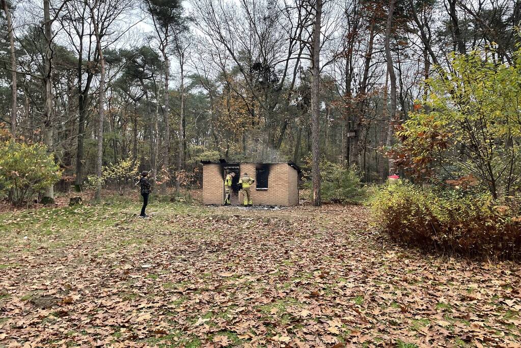 Schuur met asbest dak brandt uit