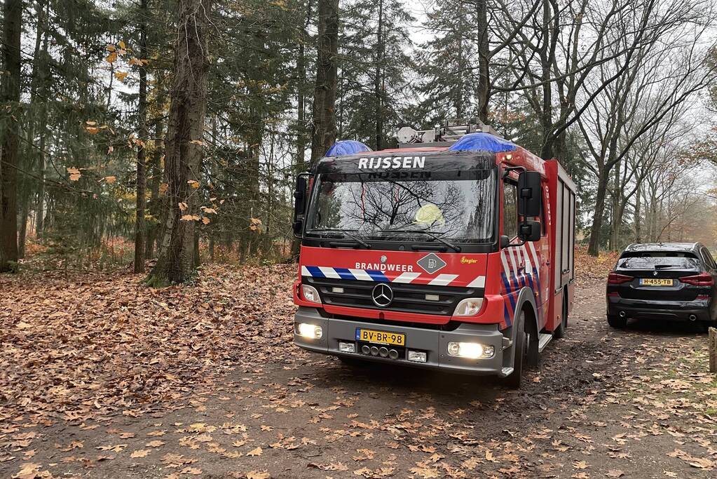 Schuur met asbest dak brandt uit