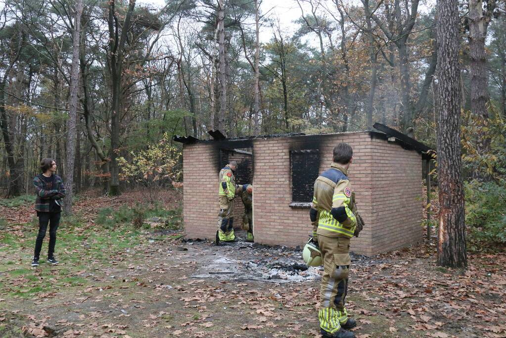 Schuur met asbest dak brandt uit