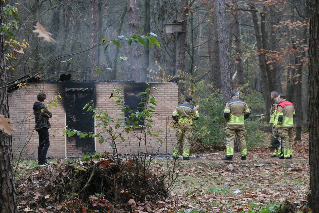 Schuur met asbest dak brandt uit