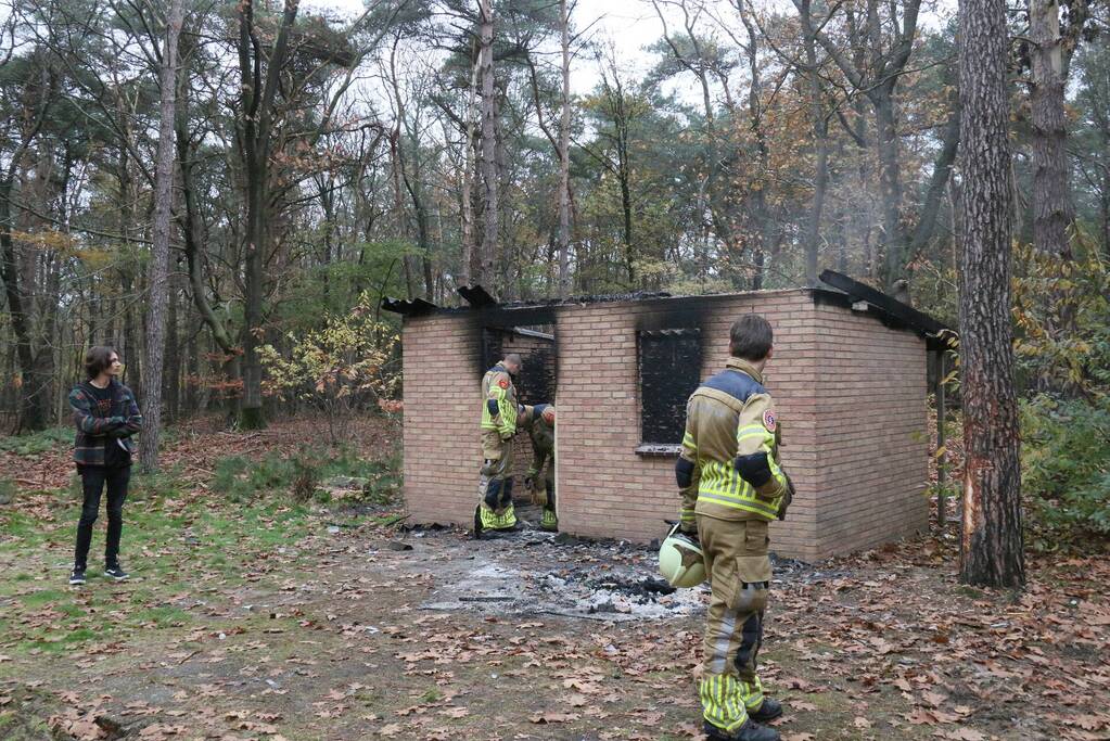 Schuur met asbest dak brandt uit
